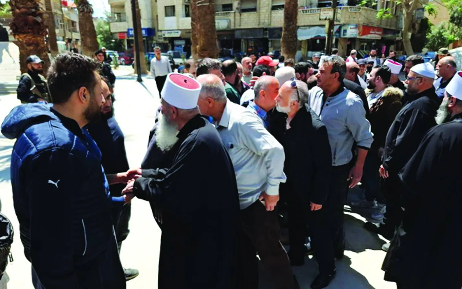
جانب من استقبال المفرج عنهم ممن أوقفتهم السلطات خلال الأحداث الدامية (سانا)