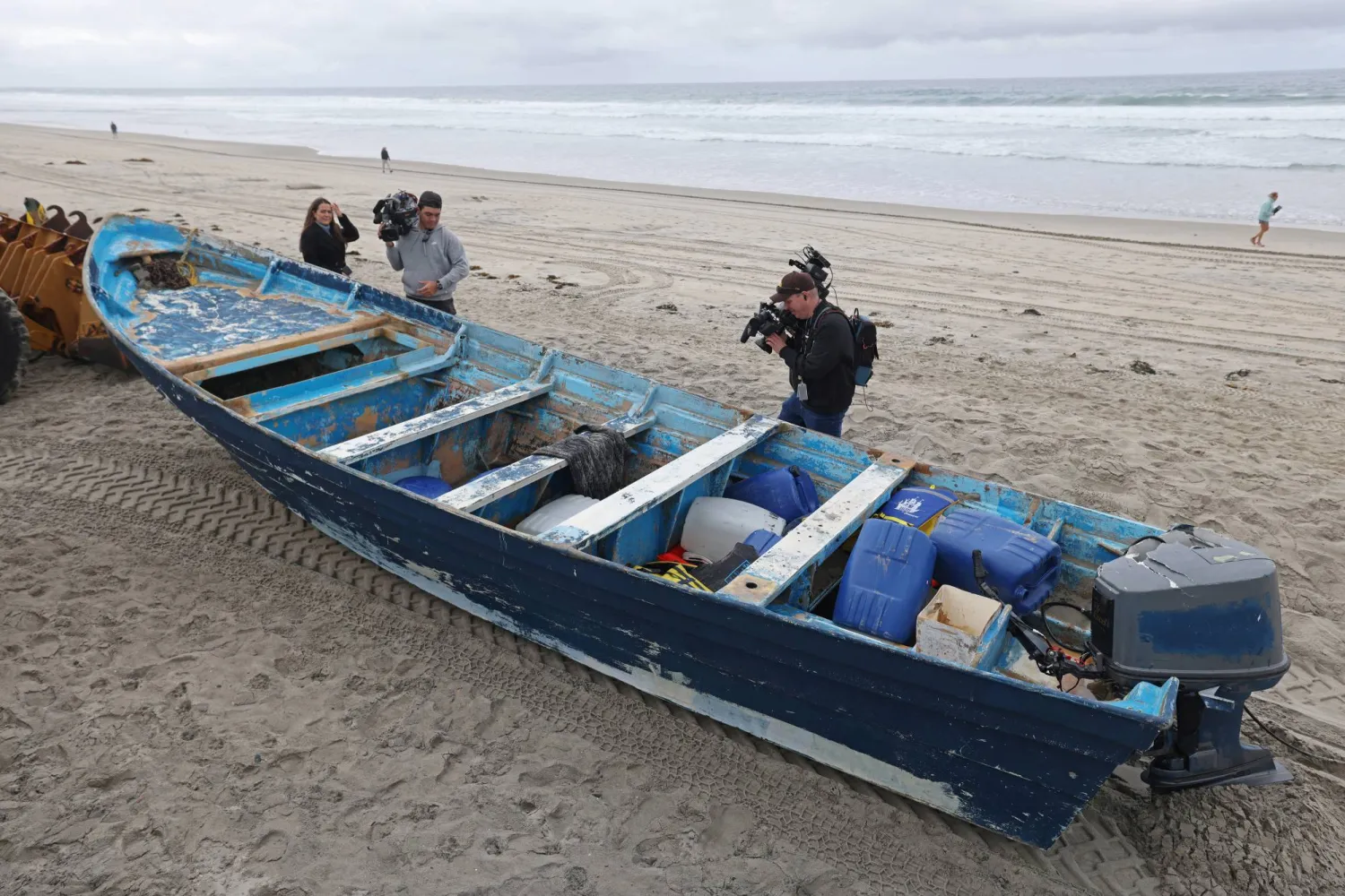 القارب على شاطئ توري باينز ستيت بعد أن تم جرّه شمالاً من حيث وصل إلى ديل مار بكاليفورنيا (رويترز)