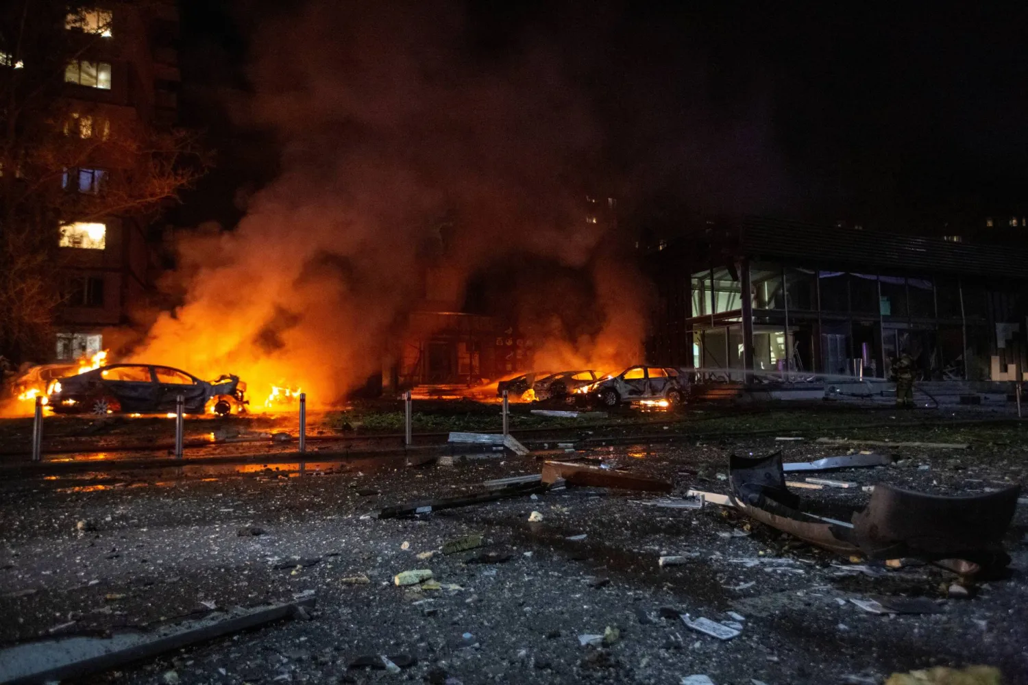 جانب من الدمار جراء هجوم روسي على العاصمة الأوكرانية كييف أول من أمس (رويترز)