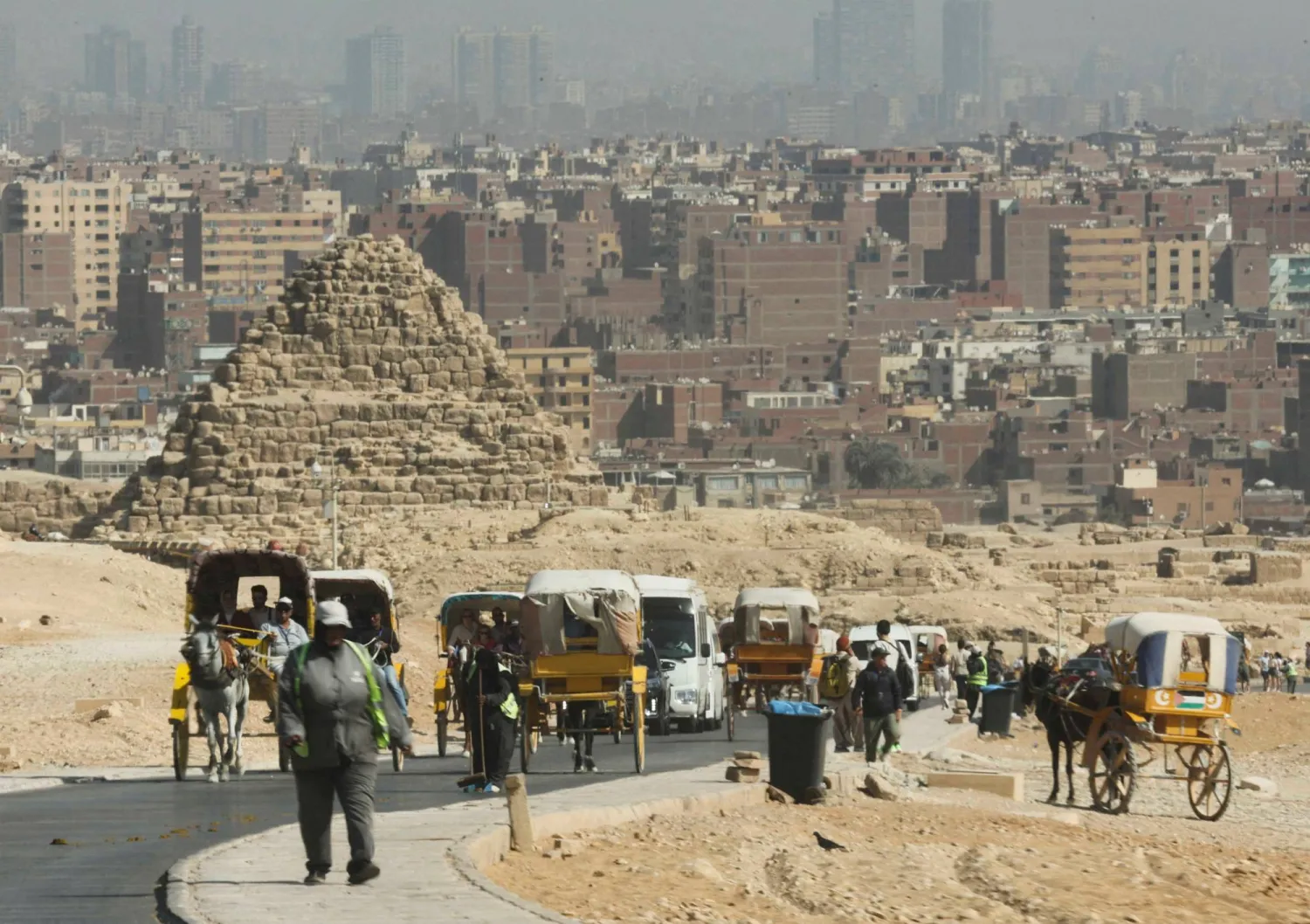 مصريون وسياح يزورون الأهرامات في الجيزة على مشارف القاهرة (رويترز) 