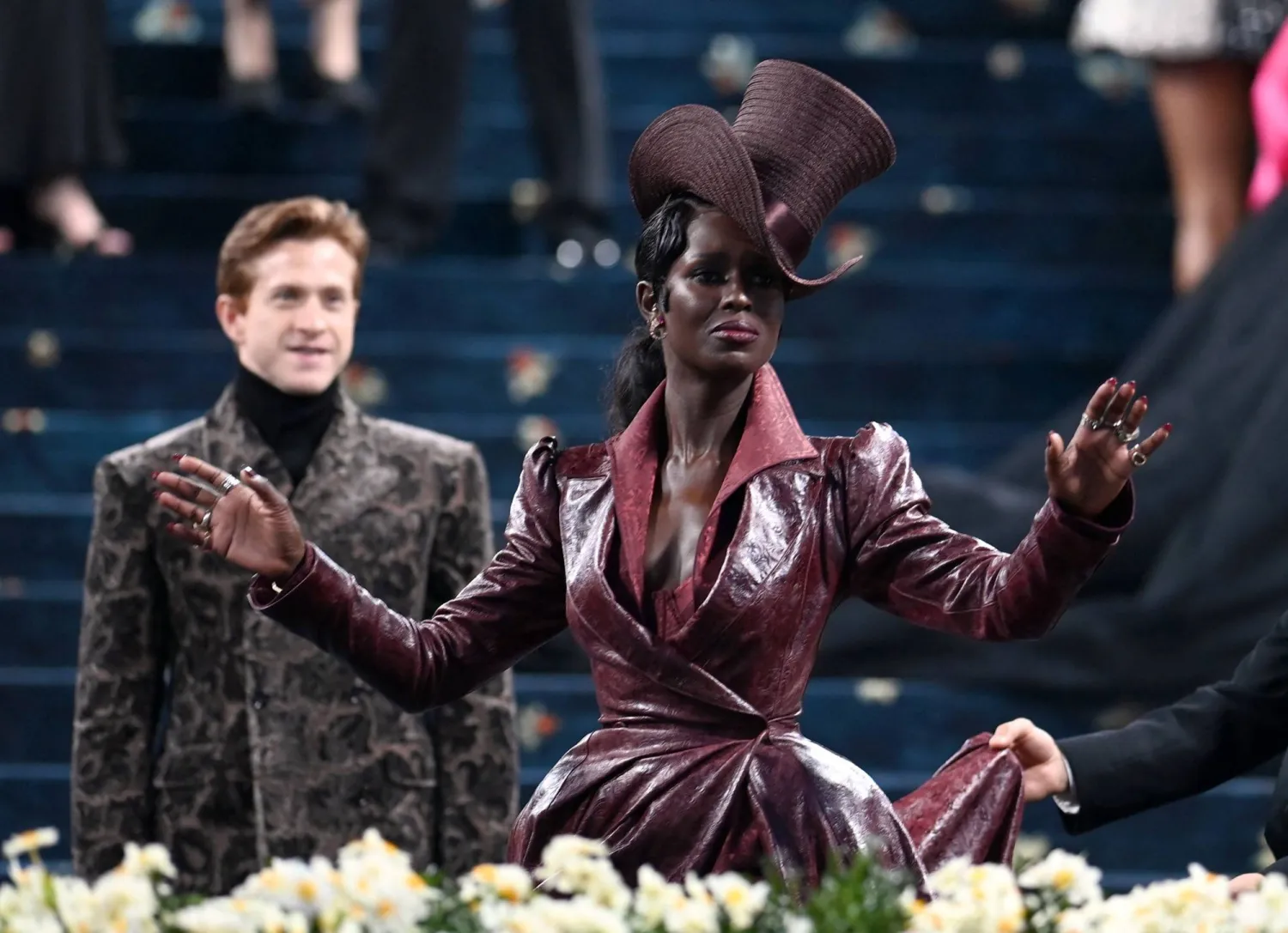 الممثلة البريطانية جودي تيرنر سميث في حفل «ميت غالا» لعام 2025 بمتحف متروبوليتان للفنون في نيويورك (أ.ف.ب)