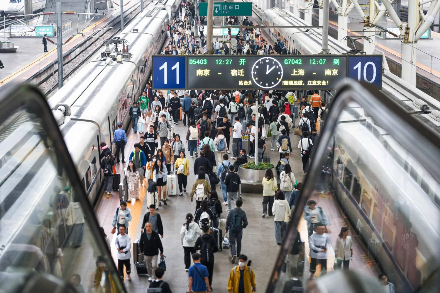ازدحام في محطة نانجينغ للقطارات شرق الصين خلال موسم العطلات (أ.ف.ب)