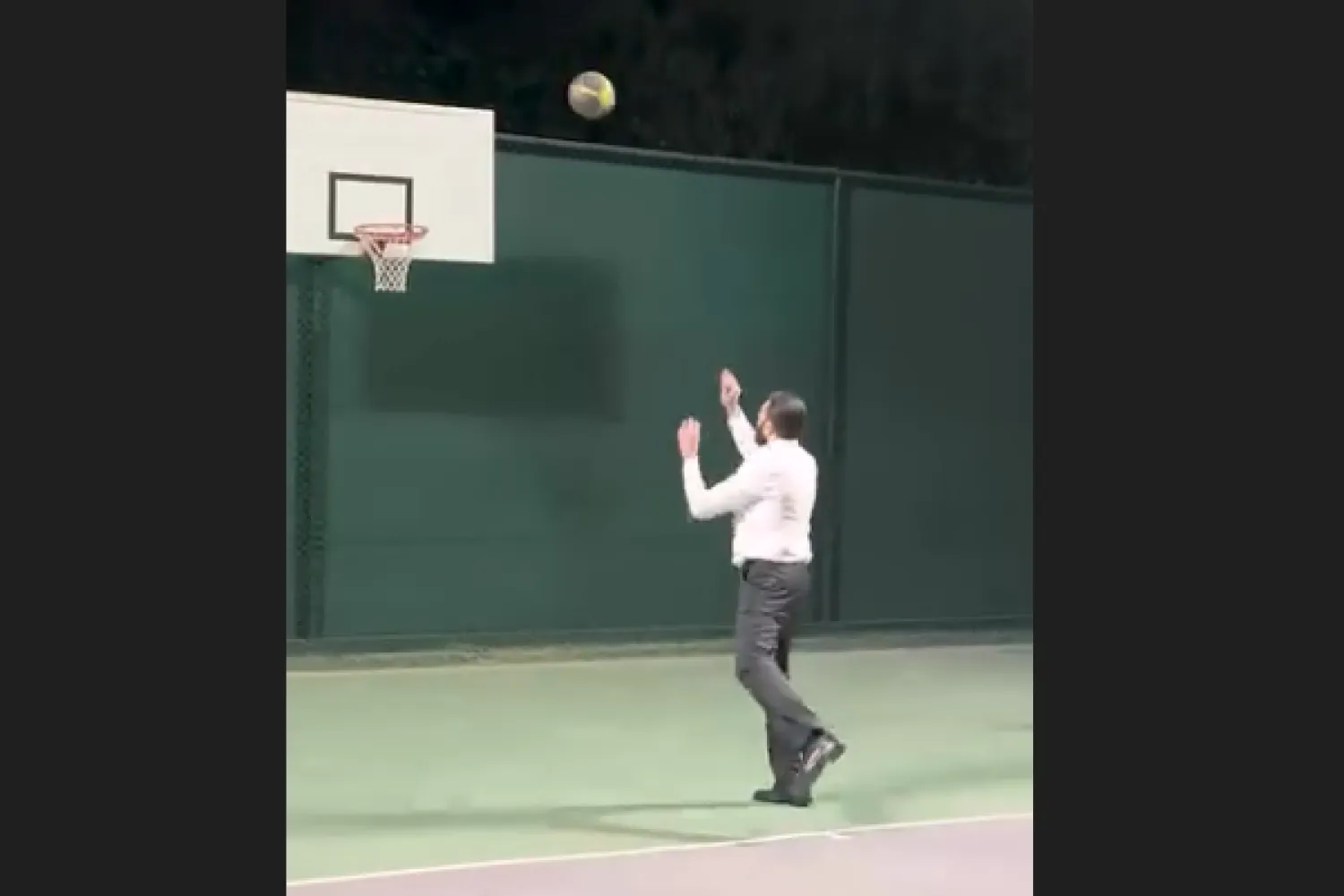 الرئيس السوري أحمد الشرع يسدد رمية ناجحة خلال فاصل رياضي مع وزير الخارجية أسعد الشيباني (حساب وزير الخارجية على إنستغرام)