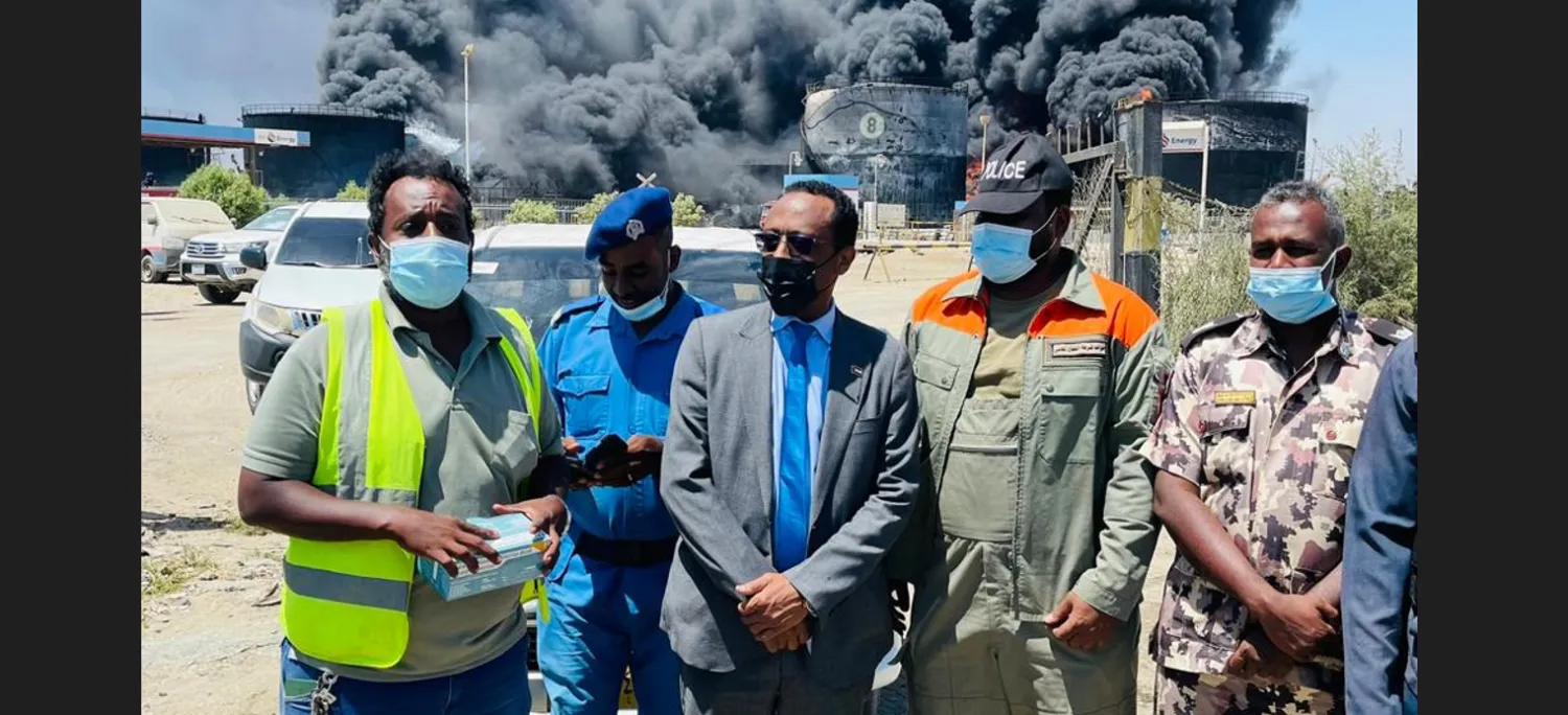 وزير الإعلام السوداني خالد الأعيسر يتفقد مستودعات الوقود في بورتسودان بعد استهدافها صباح الثلاثاء (حساب الوزير على إكس)