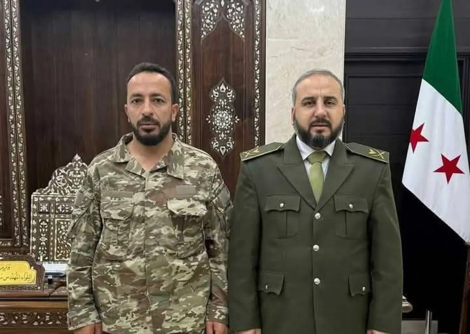 أبو حاتم شقرا مع وزير الدفاع السوري مرهف أبو قصرة (فيسبوك)