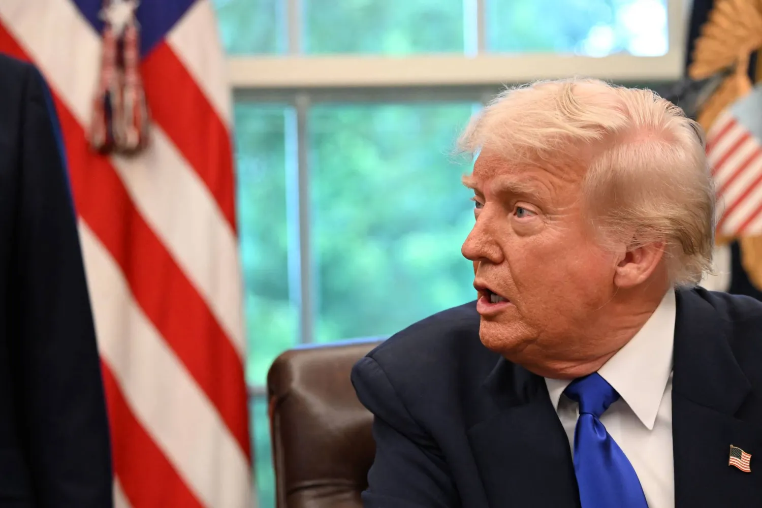 الرئيس الأميركي دونالد ترمب يتحدث الى الإعلام في مكتبه بالبيت الأبيض (أ.ف.ب)