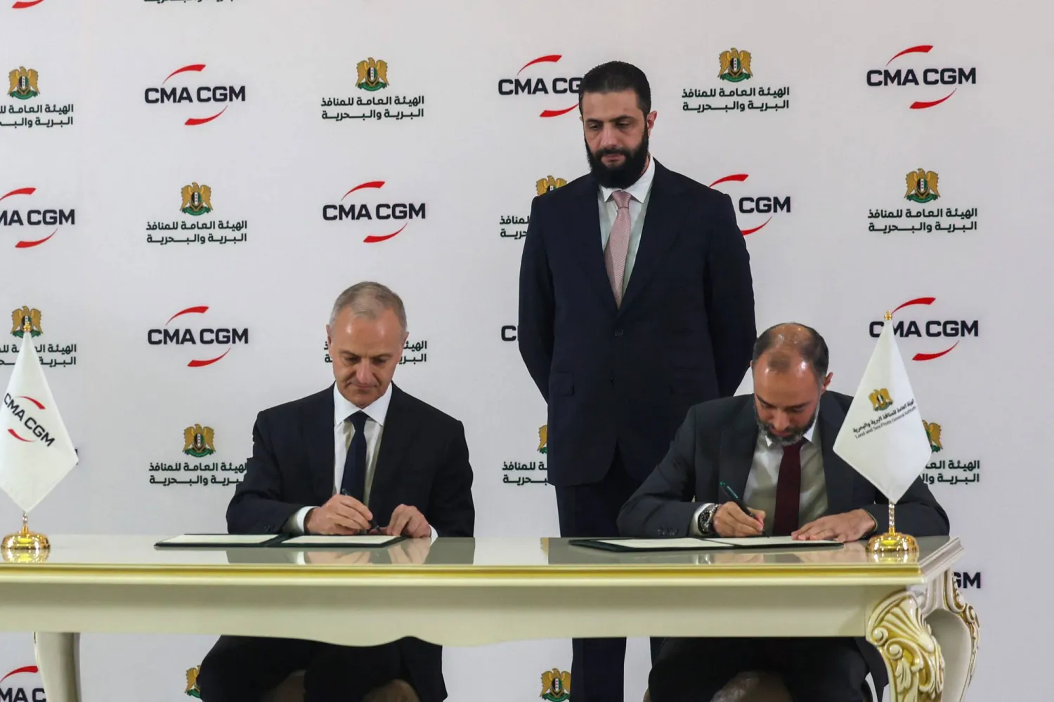 الشرع يرعى توقيع اتفاق مع شركة «سي إم إيه سي جي إم» الفرنسية لتطوير وتشغيل ميناء اللاذقية في الأول من مايو الحالي (أ.ف.ب)