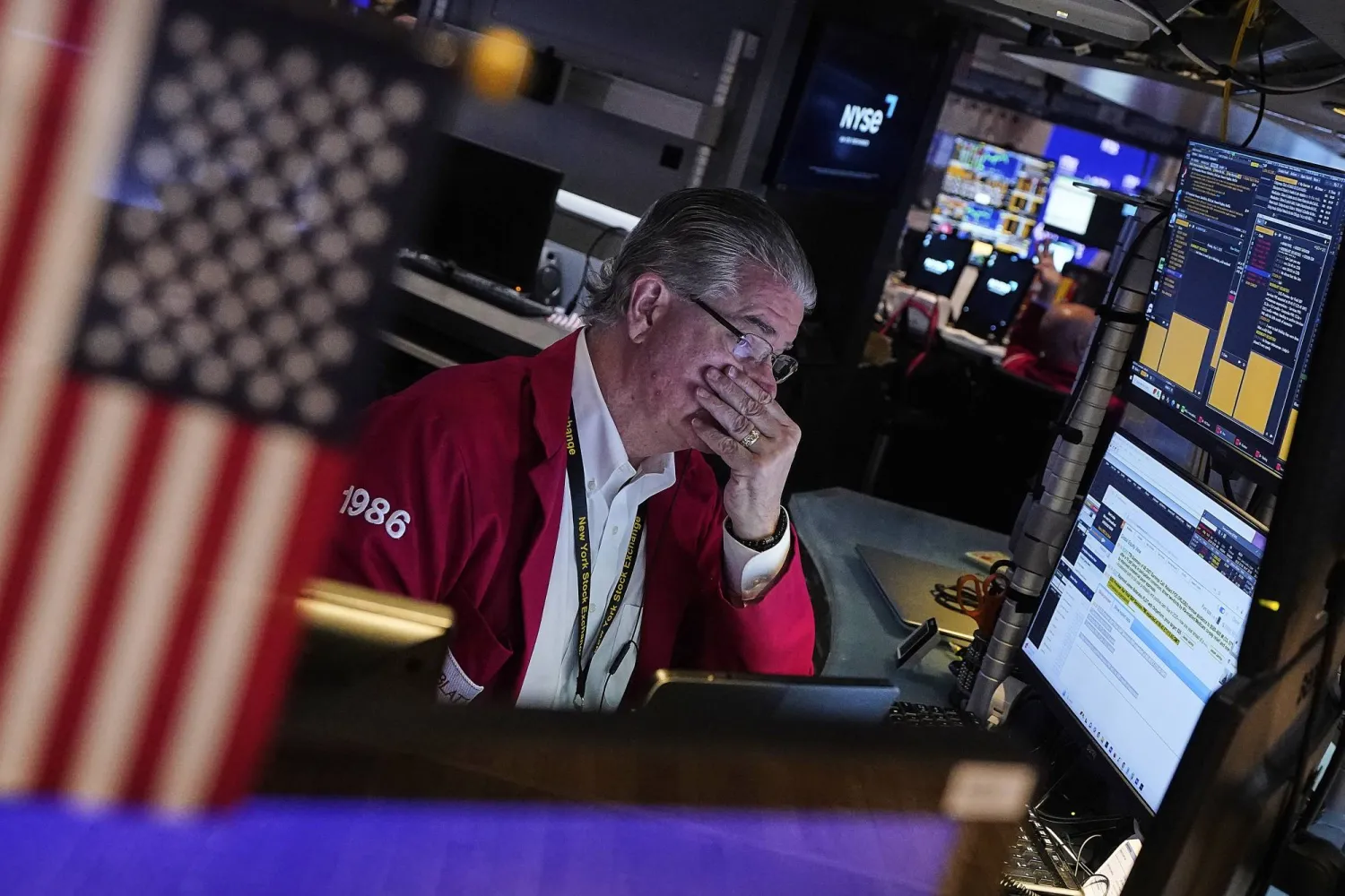 متداول يعمل في بورصة نيويورك (أ.ب)