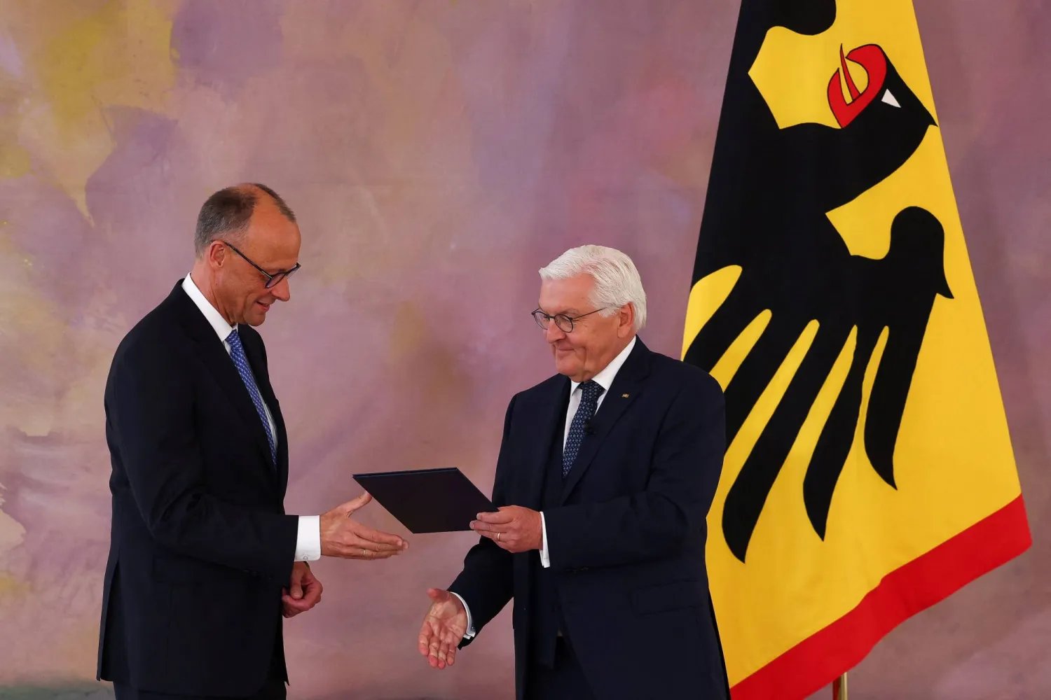 المستشار الألماني الجديد فريدريش ميرتس يتسلم أوراق تعيينه من الرئيس فرانك فالتر شتاينماير (رويترز)