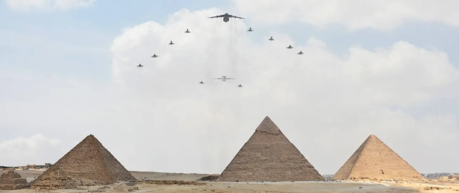 تدريبات عسكرية بين مصر والصين تضمنت تشكيلاً جوياً فوق أهرامات الجيزة (الجيش المصري)
