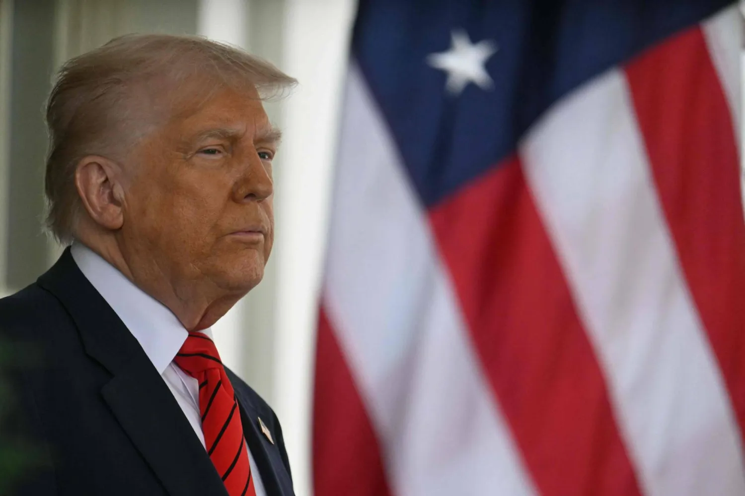 الرئيس الأميركي دونالد ترمب ينتظر وصول رئيس الوزراء الكندي مارك كارني إلى البيت الأبيض في واشنطن 6 مايو 2025 (أ.ف.ب)