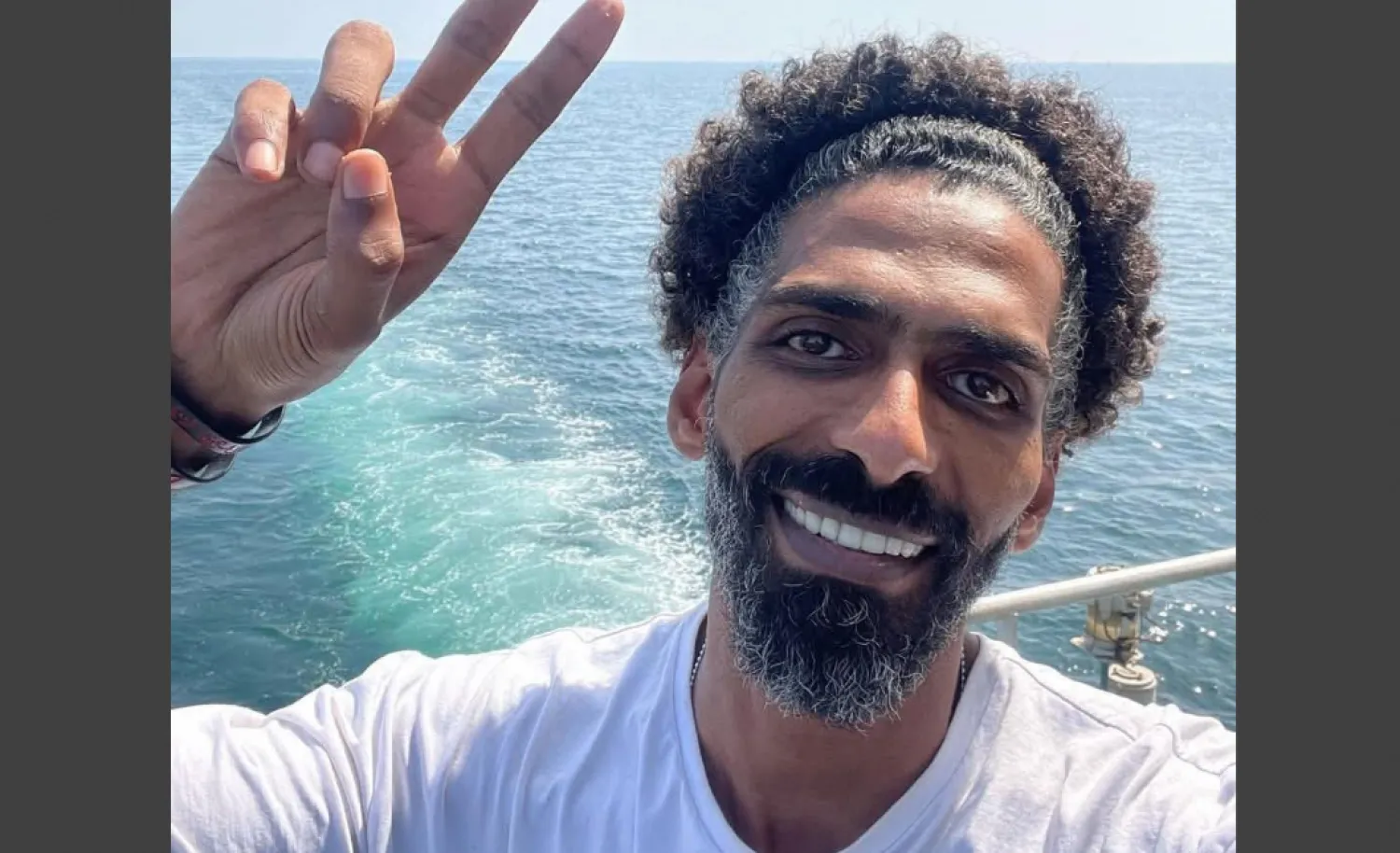 قبطان السفينة العالقة محمد نبيل كشف عن تواصل القنصلية المصرية معه وطمأنته (حسابه على «فيسبوك»)