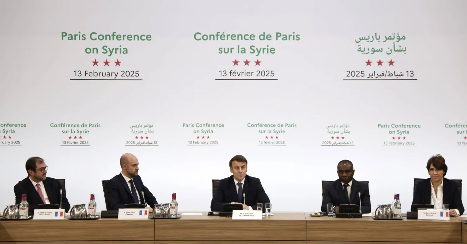 الرئيس الفرنسي إيمانويل ماكرون (وسط الصورة) يتحدث خلال المؤتمر الدولي حول سوريا في مركز المؤتمرات الوزاري بباريس (أرشيفية - إ.ب.أ)