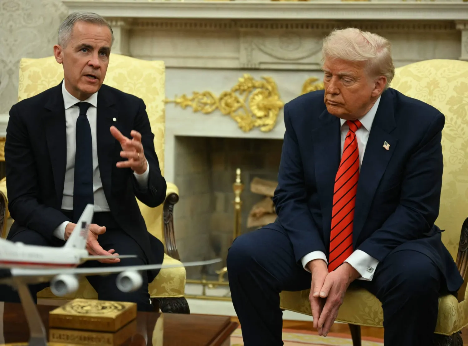 الرئيس الأميركي دونالد ترمب يستقبل رئيس وزراء كندا الجديد مارك كارني في البيت الأبيض (أ.ف.ب)