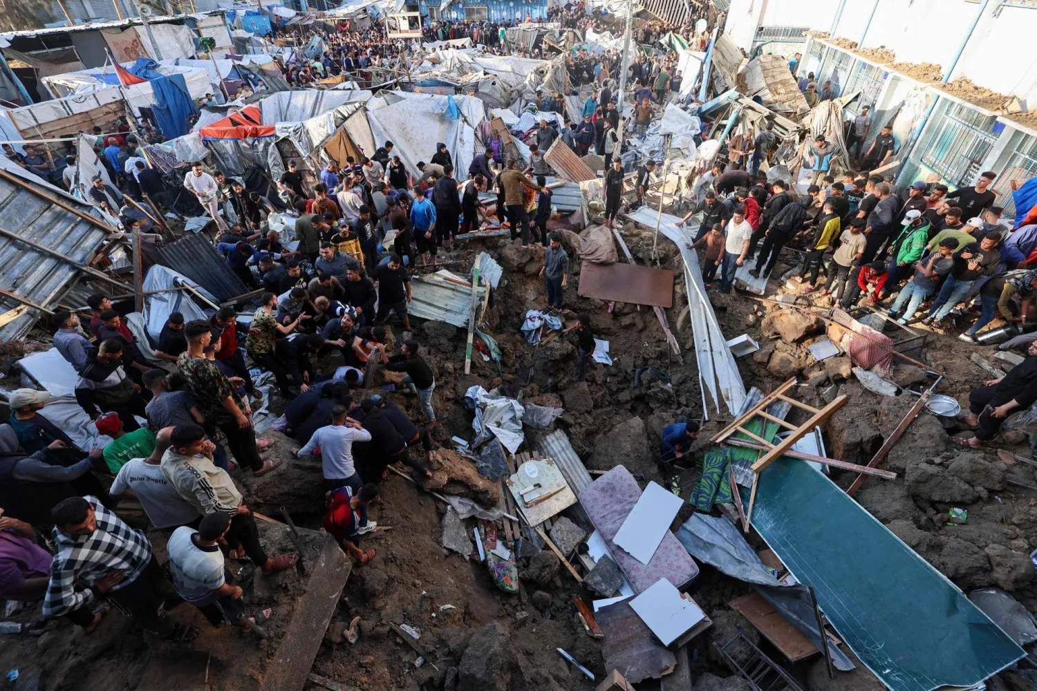 فلسطينيون يبحثون عن ناجين في موقع غارة إسرائيلية في مخيم البريج للاجئين وسط قطاع غزة، 6 مايو 2025 (أ.ف.ب)