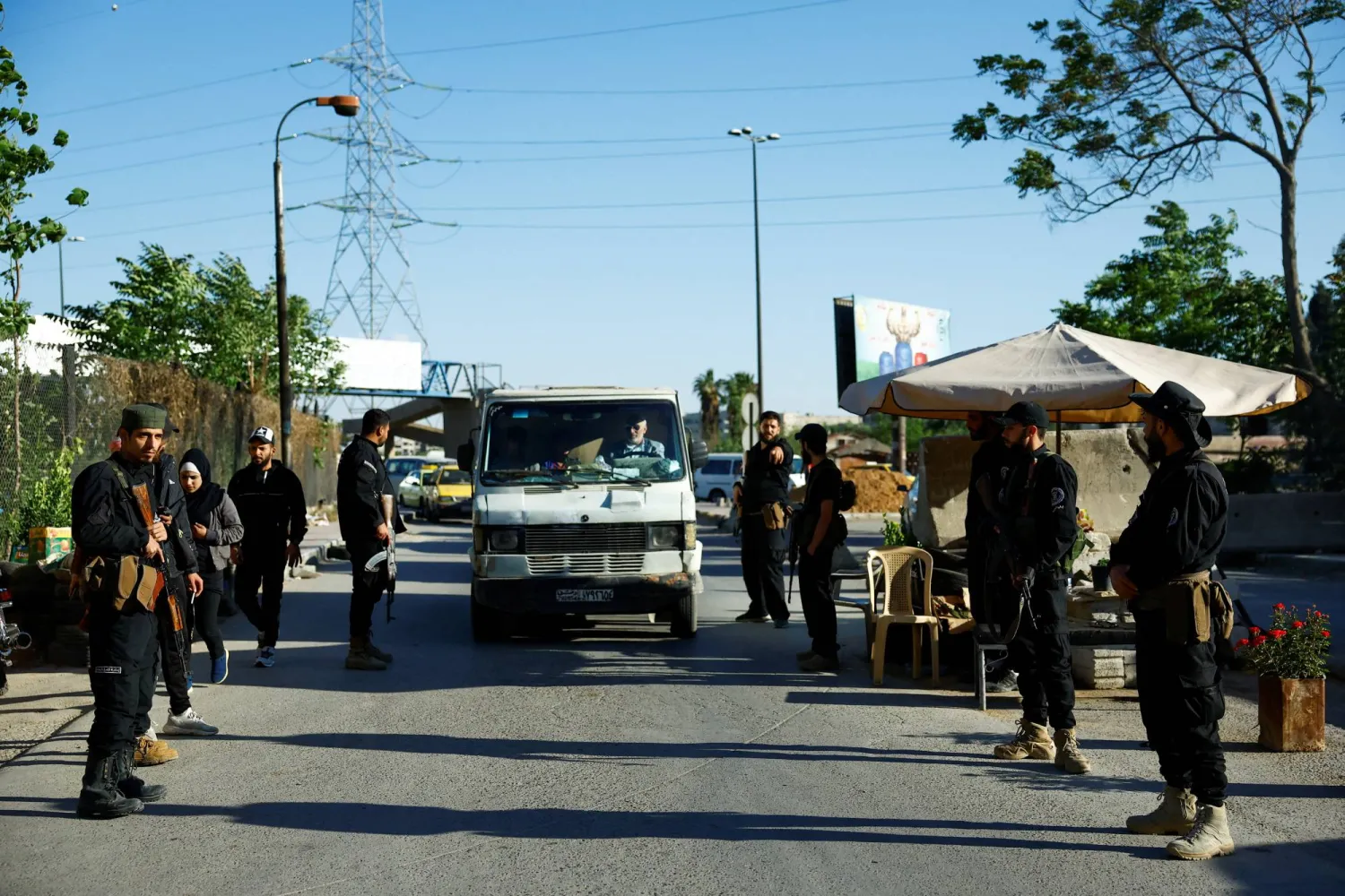 أفراد من قوات الأمن السورية عند مدخل جرمانا، في 5 مايو 2025 (رويترز)