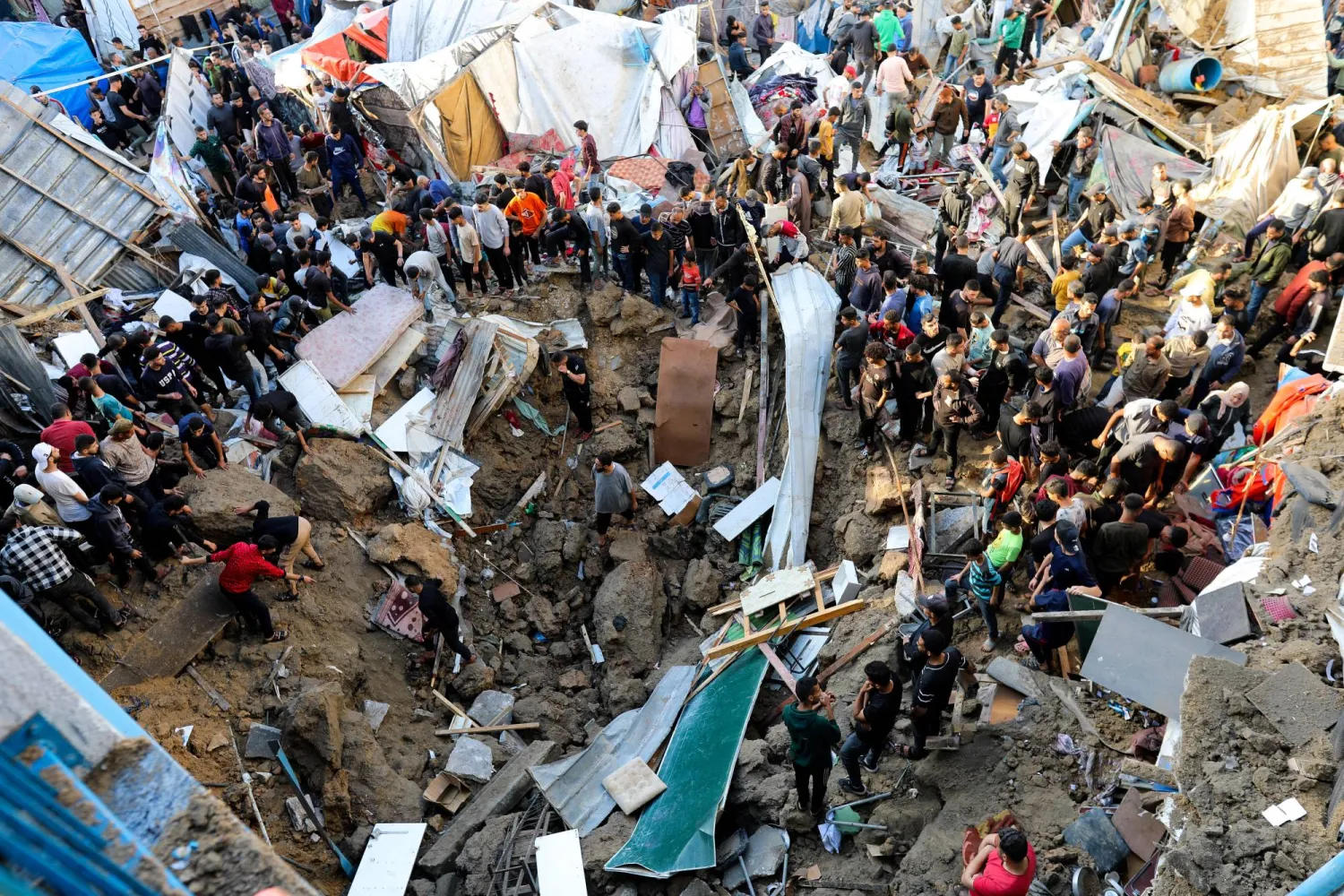 آثار القصف الإسرائيلي على مدرسة تؤوي نازحين بمخيم البريج (رويترز)