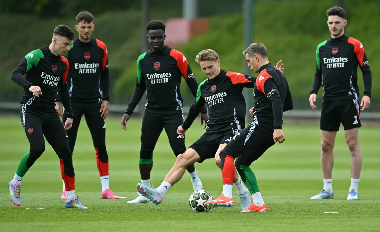 لاعبو ارسنال وحماس في التدريبات قبل الموقعة الحاسمة أمام سان جيرمان (ا ف ب)