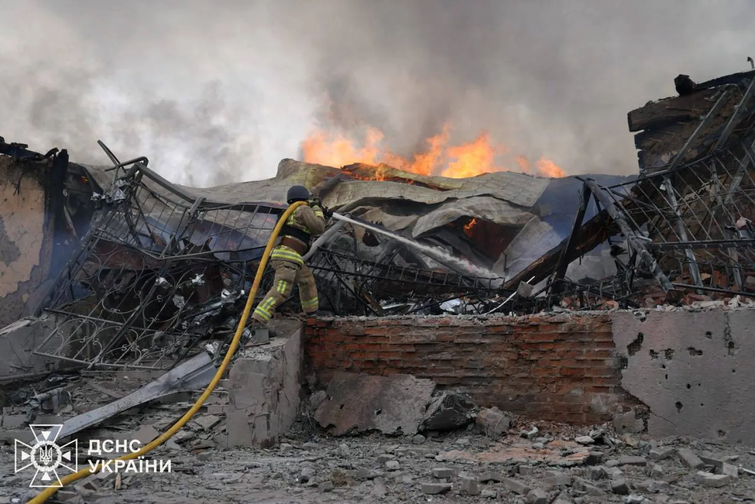 هجوم روسي بالصواريخ على ضواحي مدينة سومي في شمال شرق أوكرانيا (أ.ف.ب)
