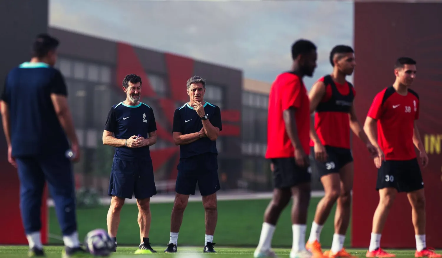 مدرب القادسية يفكر خلال التدريبات (نادي القادسية)