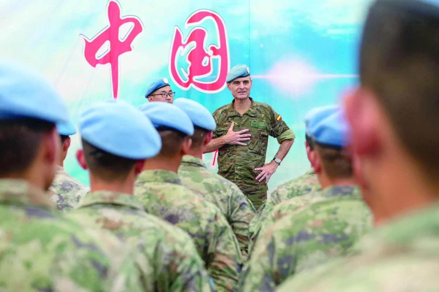 
الجنرال أرولدو لاثارو يتحدث إلى عناصر أممية عاملة في جنوب لبنان (اليونيفيل)