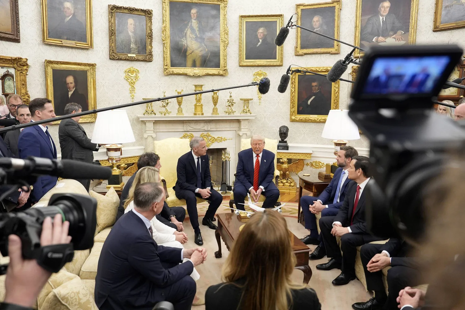 جانب من الاجتماع الذي عقده الرئيس الأميركي دونالد ترمب مع رئيس الوزراء الكندي مارك كارني في البيت الأبيض (أ.ب)