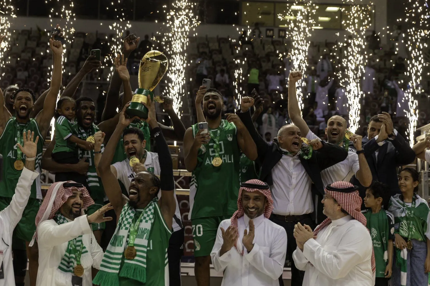 لاعبو الأهلي يحتفلون بتتويجهم بكأس وزارة الرياضة (الاتحاد السعودي للسلة)