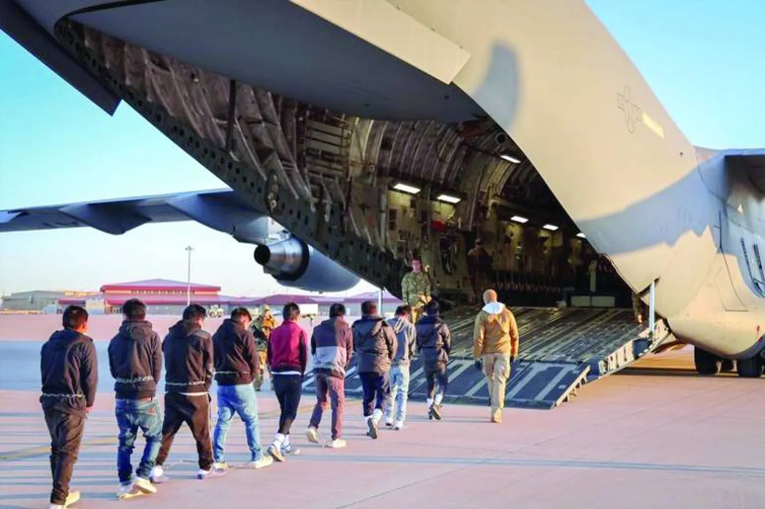 رحلة عسكرية تُقلّ مهاجرين محتجزين من دون وثائق إلى خليج غوانتانامو 4 فبراير 2025 (أرشيفية - رويترز)