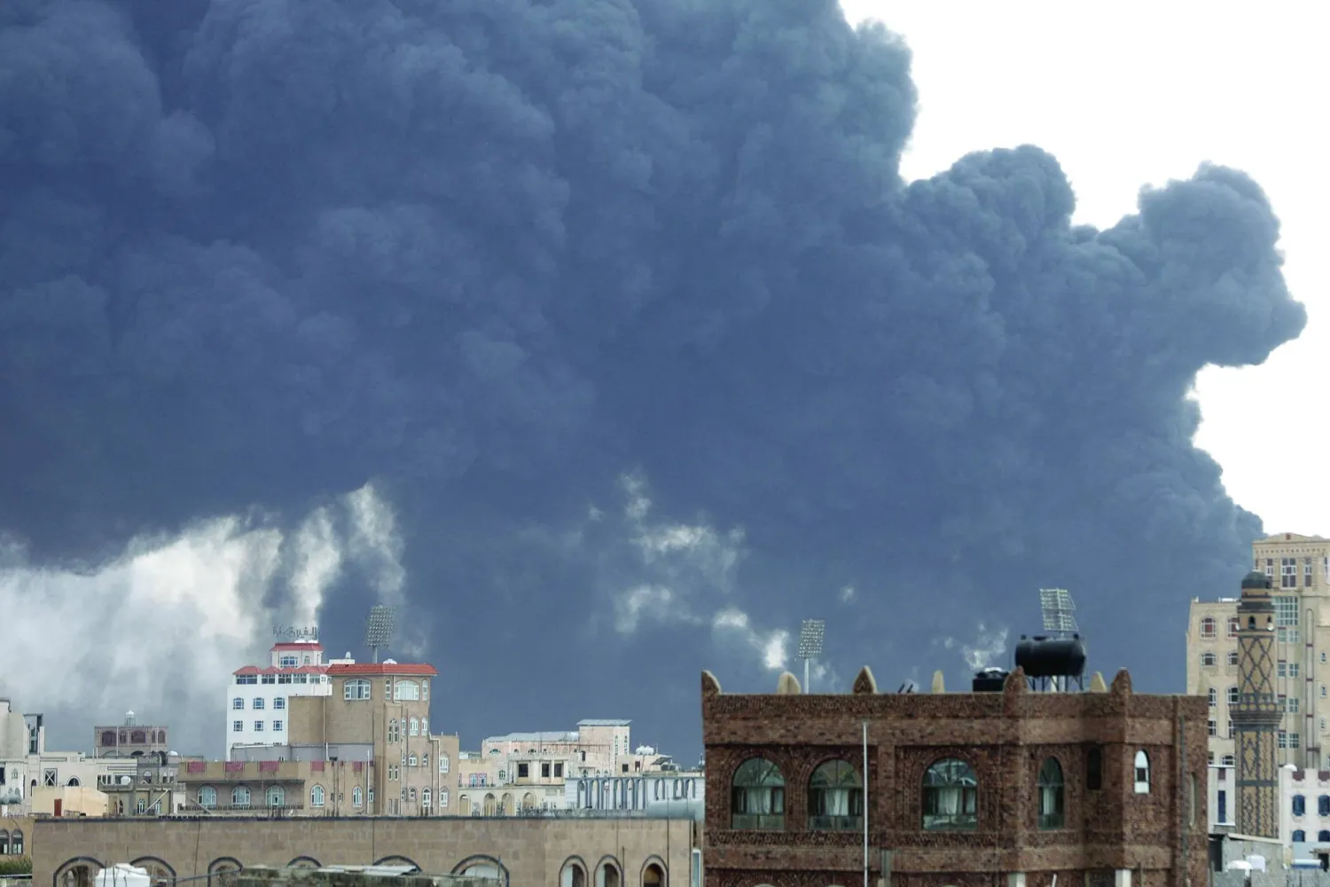 
ألسنة الدخان تتصاعد بعد غارات إسرائيلية على منشآت حيوية في صنعاء أمس (رويترز)