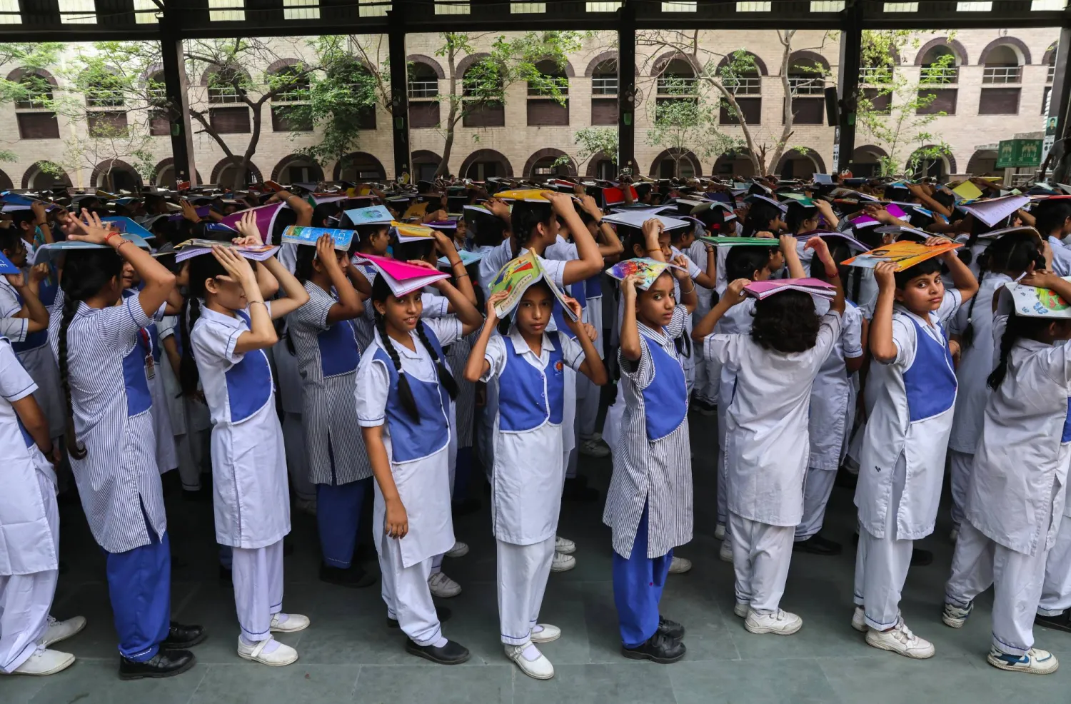 طلاب مدارس هنود في تدريب تجريبي براجكيا سارفودايا فيديالايا بنيودلهي (إ.ب.أ)