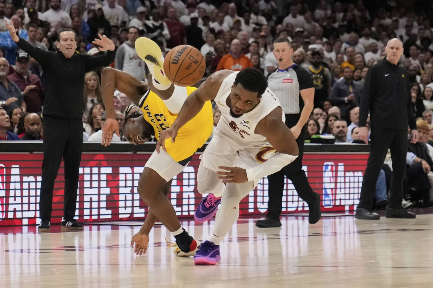 اقترب إنديانا بايسرز خطوة إضافية من بلوغ نهائي المنطقة الشرقية (أ.ب)