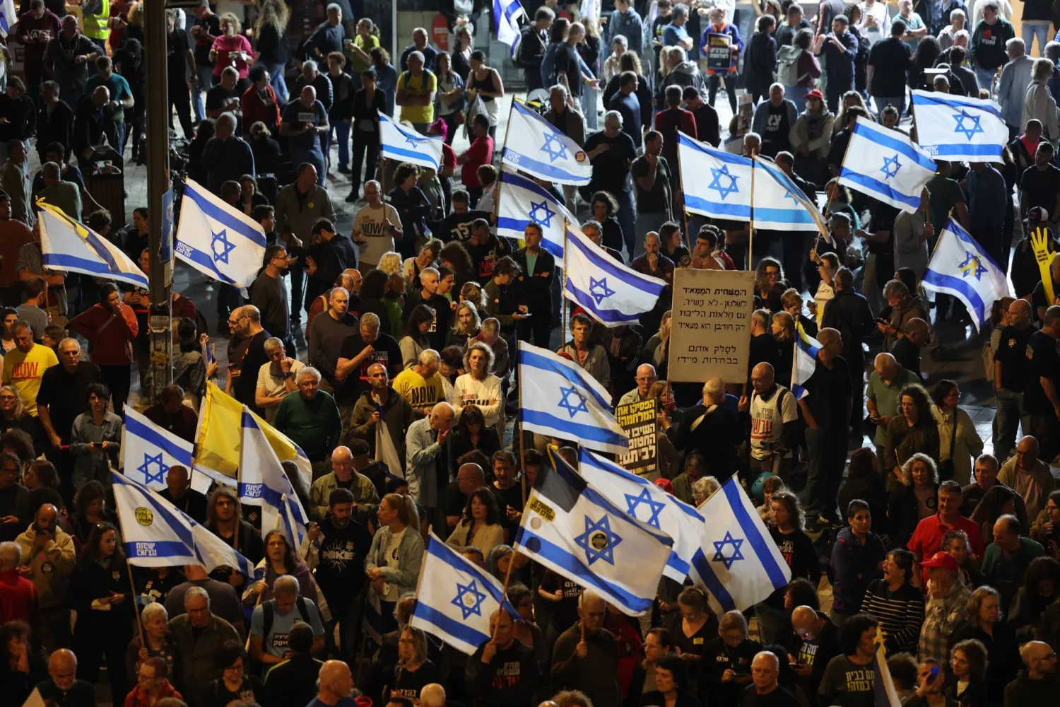 عائلات الرهائن الإسرائيليين المحتجزين لدى «حماس» يشاركون في احتجاج يطالب بإتمام صفقة تبادل الأسرى بين إسرائيل والحركة خارج مقر «كرياه» العسكري بتل أبيب 3 مايو 2025 (إ.ب.أ)