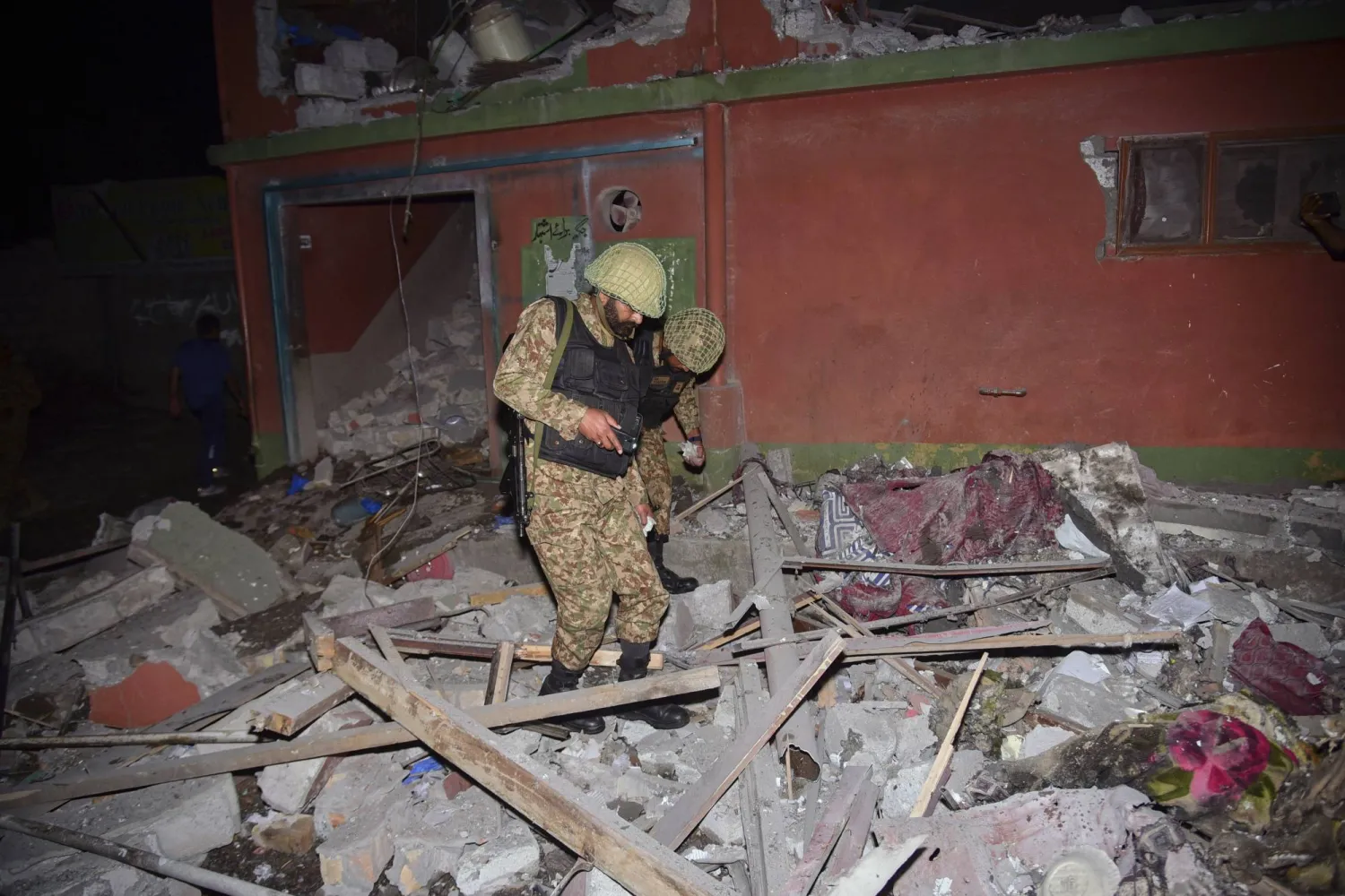جنود من الجيش يفحصون مبنى تضرّر بسبب هجوم صاروخي هندي بالقرب من منطقة مظفر آباد بباكستان (أ.ب)