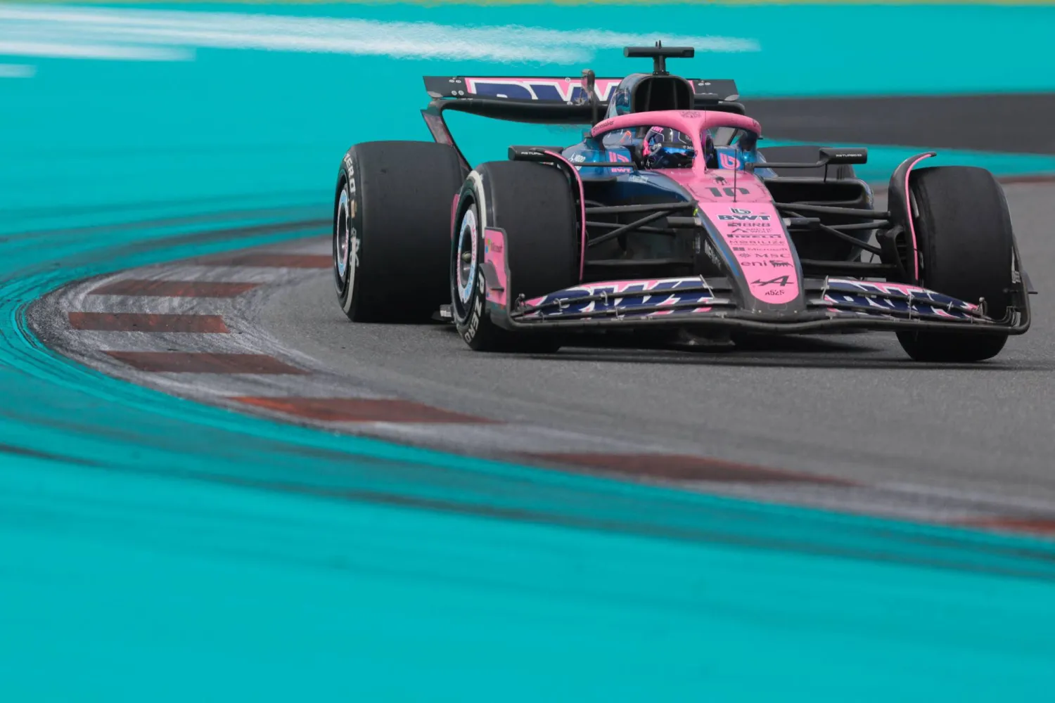 فريق «ألبين» يستعين بالسائق فرنكو كولابينتو بدلاً من جاك دوهان (رويترز)