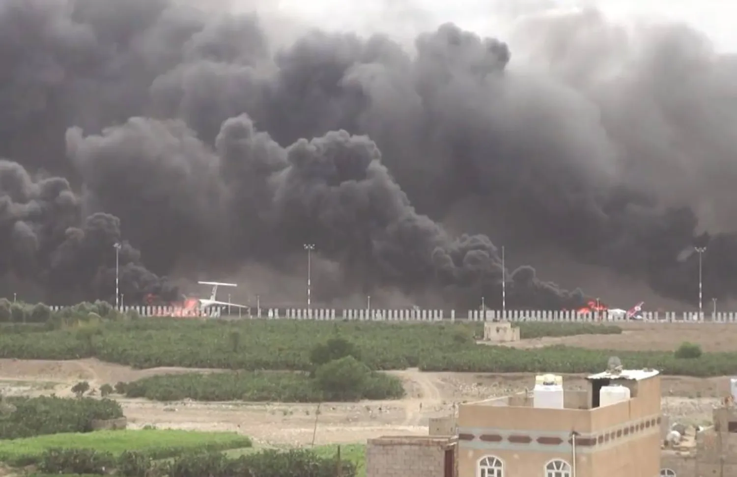 طائرة «إيرباص» تابعة للخطوط الجوية اليمنية مشتعلة على أثر غارات جوية إسرائيلية على مطار صنعاء (إ.ب.أ)