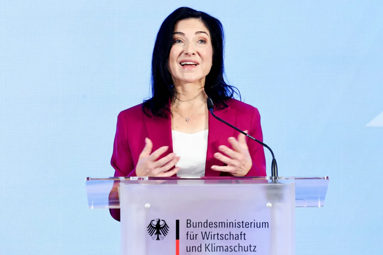 وزيرة الاقتصاد الألمانية كاترينا رايشه تتحدث خلال مراسم التسليم في برلين (إ.ب.أ)