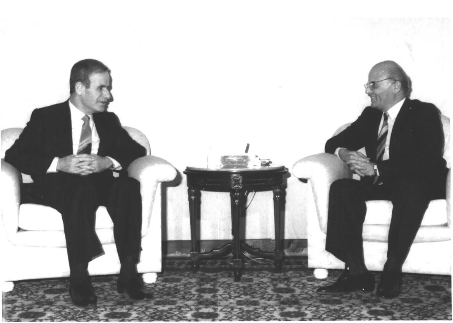 الرئيس السوري الراحل حافظ الأسد خلال أحد لقاءاته مع جان عبيد (أرشيف جان عبيد)
