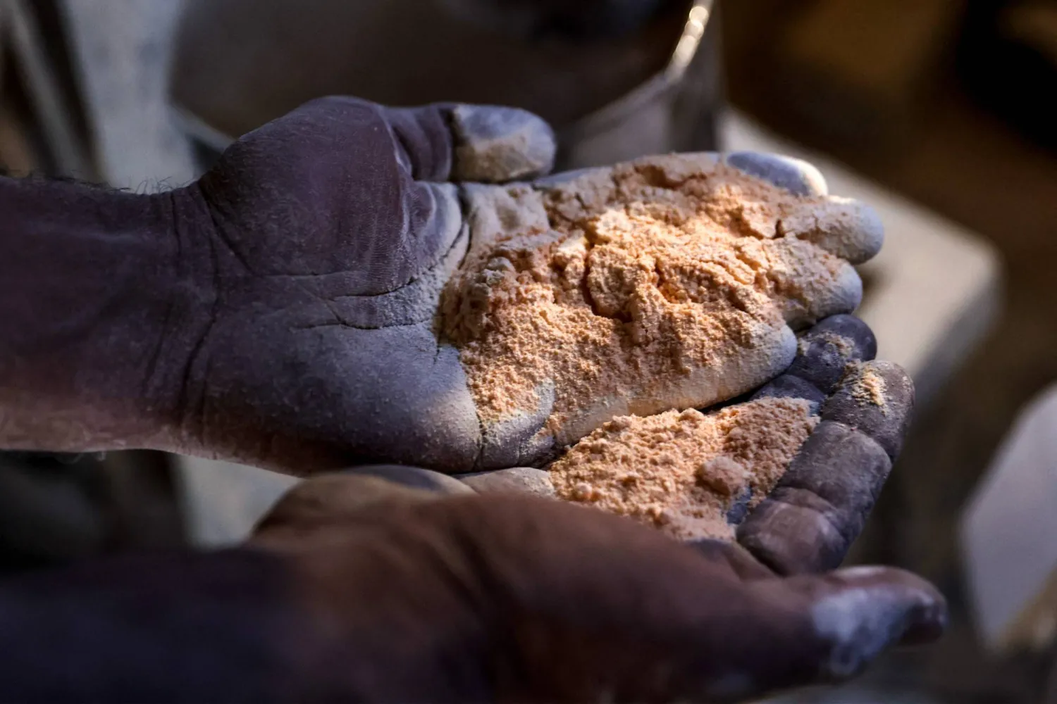 رجل فلسطيني يحمل عدساً مطحوناً ليُستخدم بديلاً للدقيق خلال أزمة نقص في مطحنة بمخيم جباليا للاجئين (أ.ف.ب)