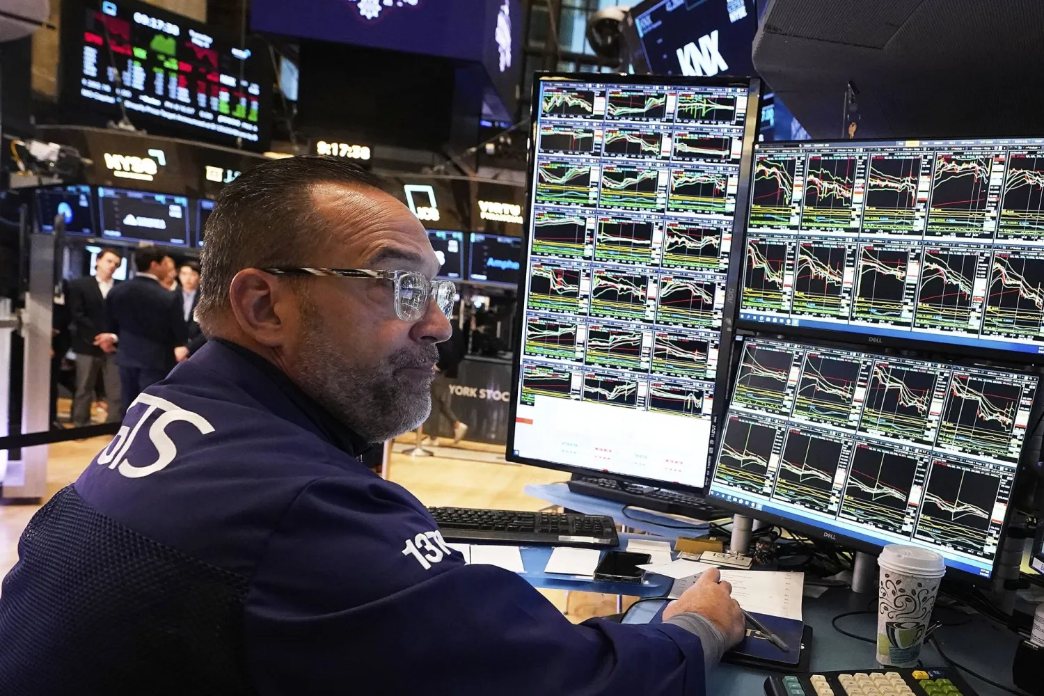 متداول يعمل على أرضية بورصة نيويورك (أ.ب)