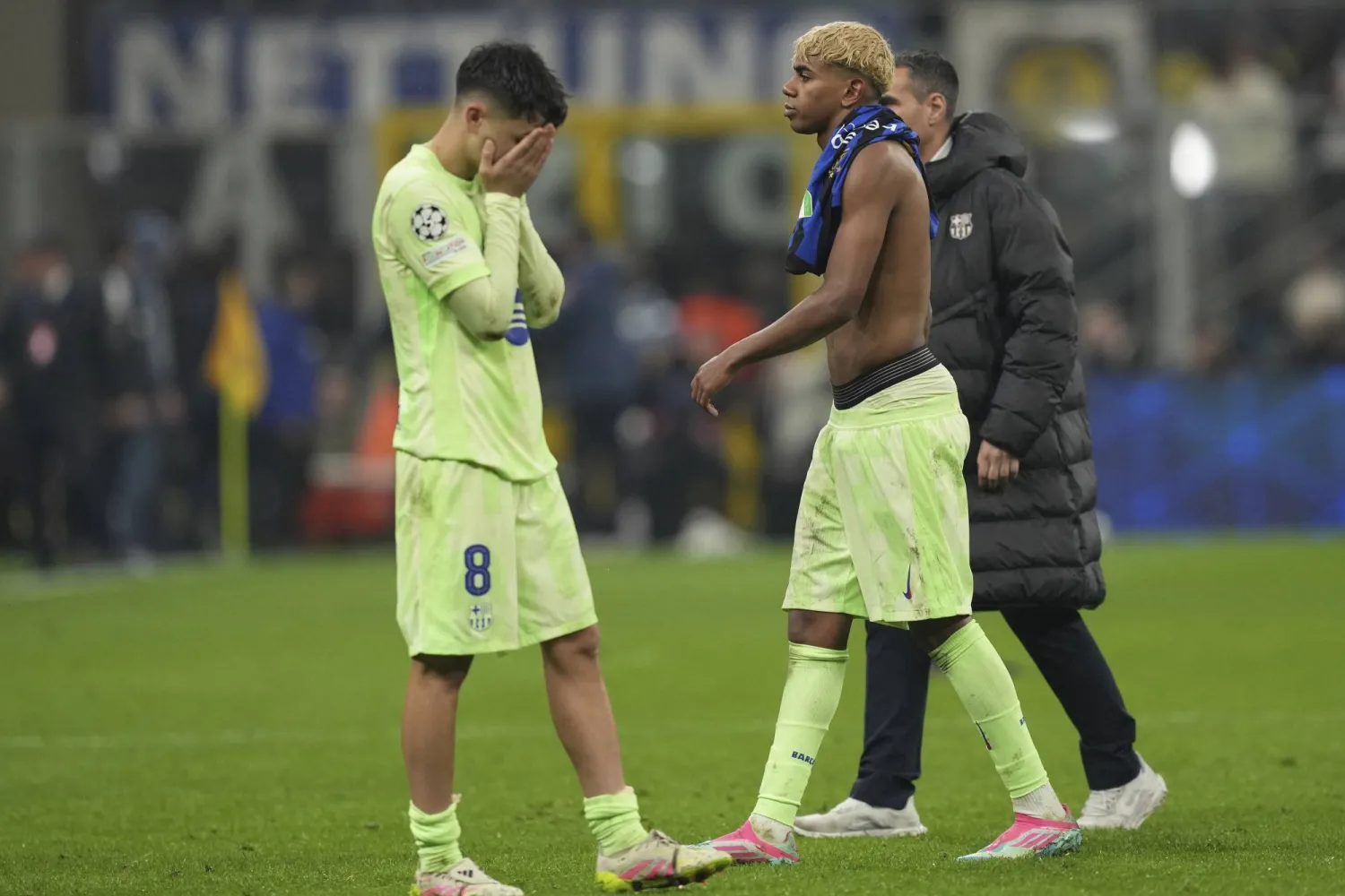 بيدري ولامين يامال يغادران أرض الملعب بعد مباراة إياب نصف نهائي دوري أبطال أوروبا (أ.ب)