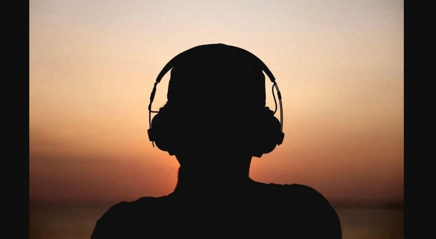 الاستماع إلى موسيقى هادئة أو أصوات الطبيعة يساعد في تهدئة عقلك (رويترز)