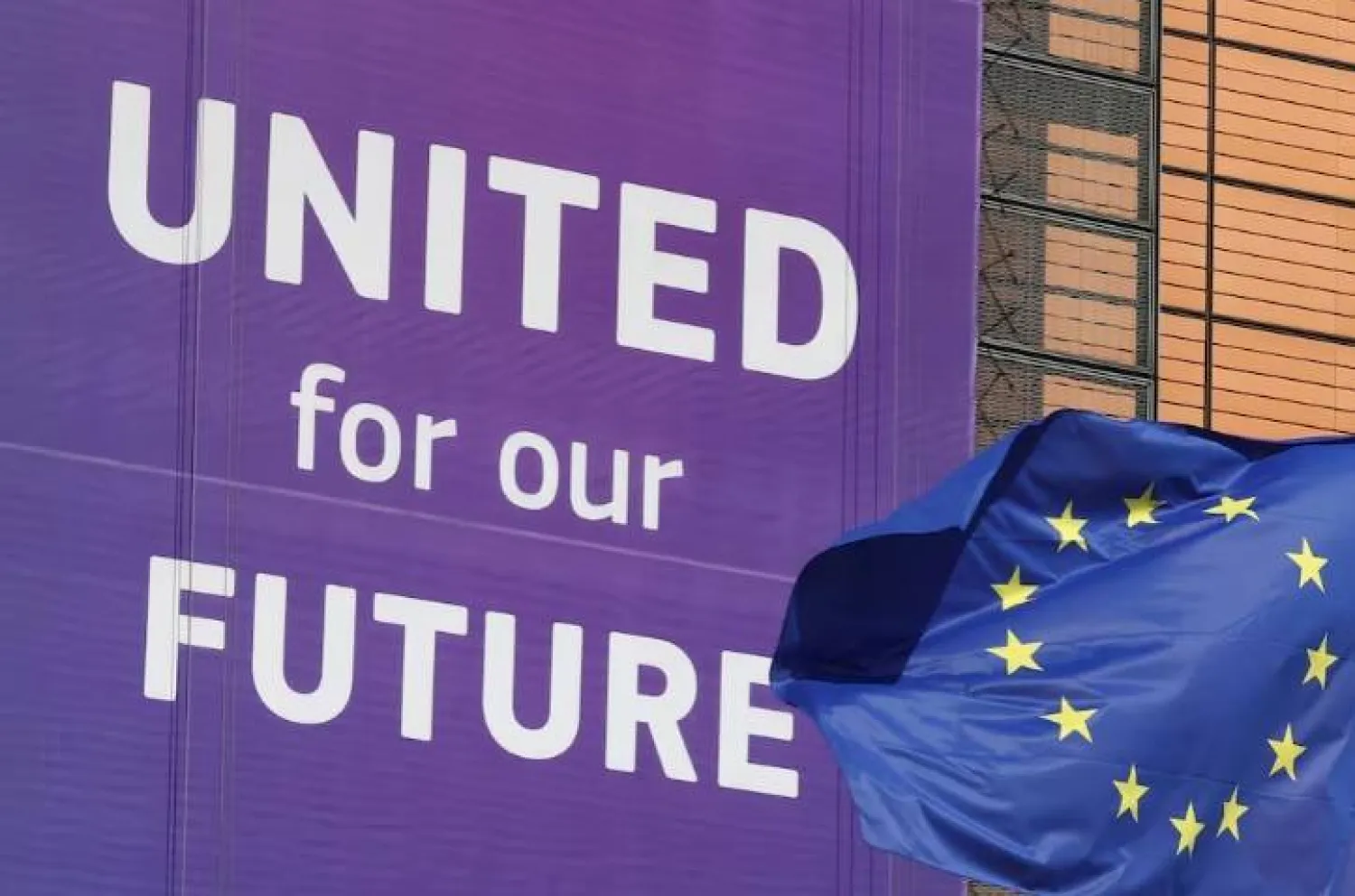  علم الاتحاد الأوروبي يرفرف خارج مقر المفوضية في بروكسل (رويترز)