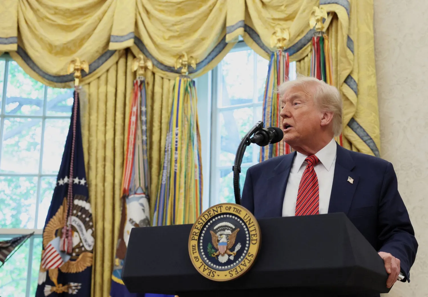 ترمب يتحدث إلى وسائل الإعلام في البيت الأبيض (رويترز)