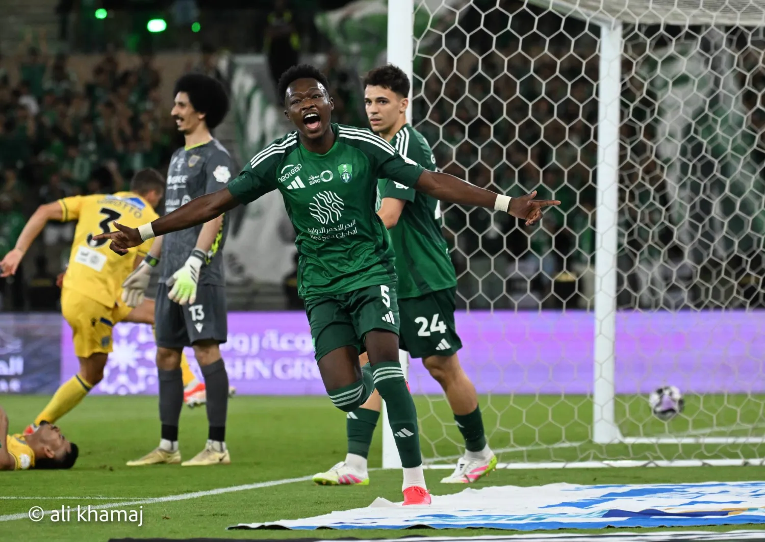 بكر محتفلاً بهدفه في شباك التعاون (تصوير: علي خمج)