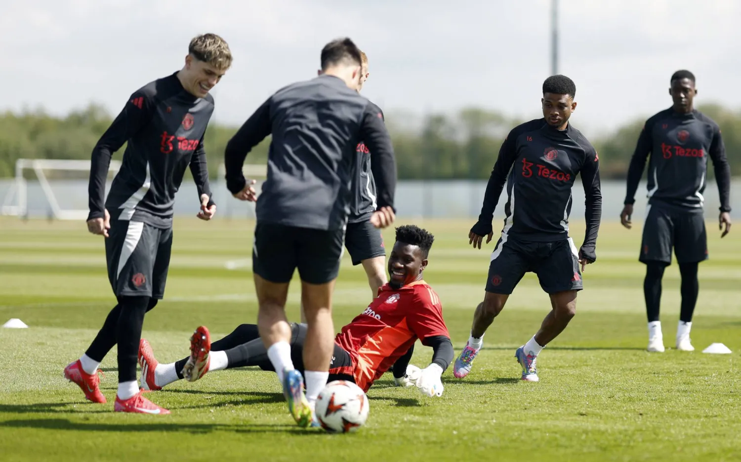 لاعبو يونايتد خاضوا تدريبات الأمس بمرح قبل مواجهة بلباو الحاسمة (رويترز)