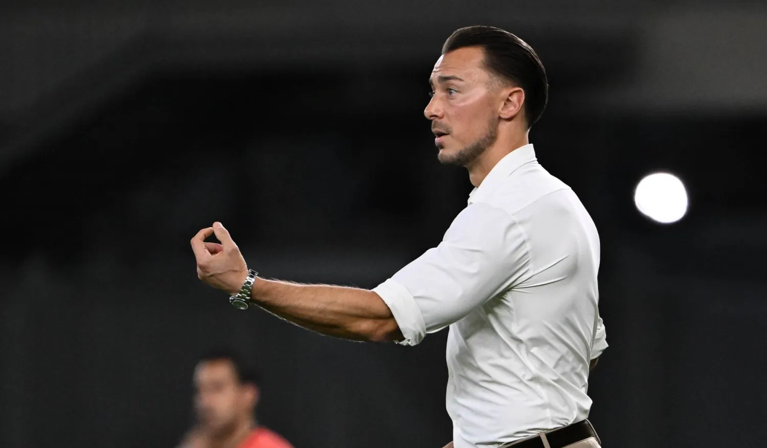 يايسله مدرب الأهلي خلال مباراة التعاون (تصوير: علي خمج)