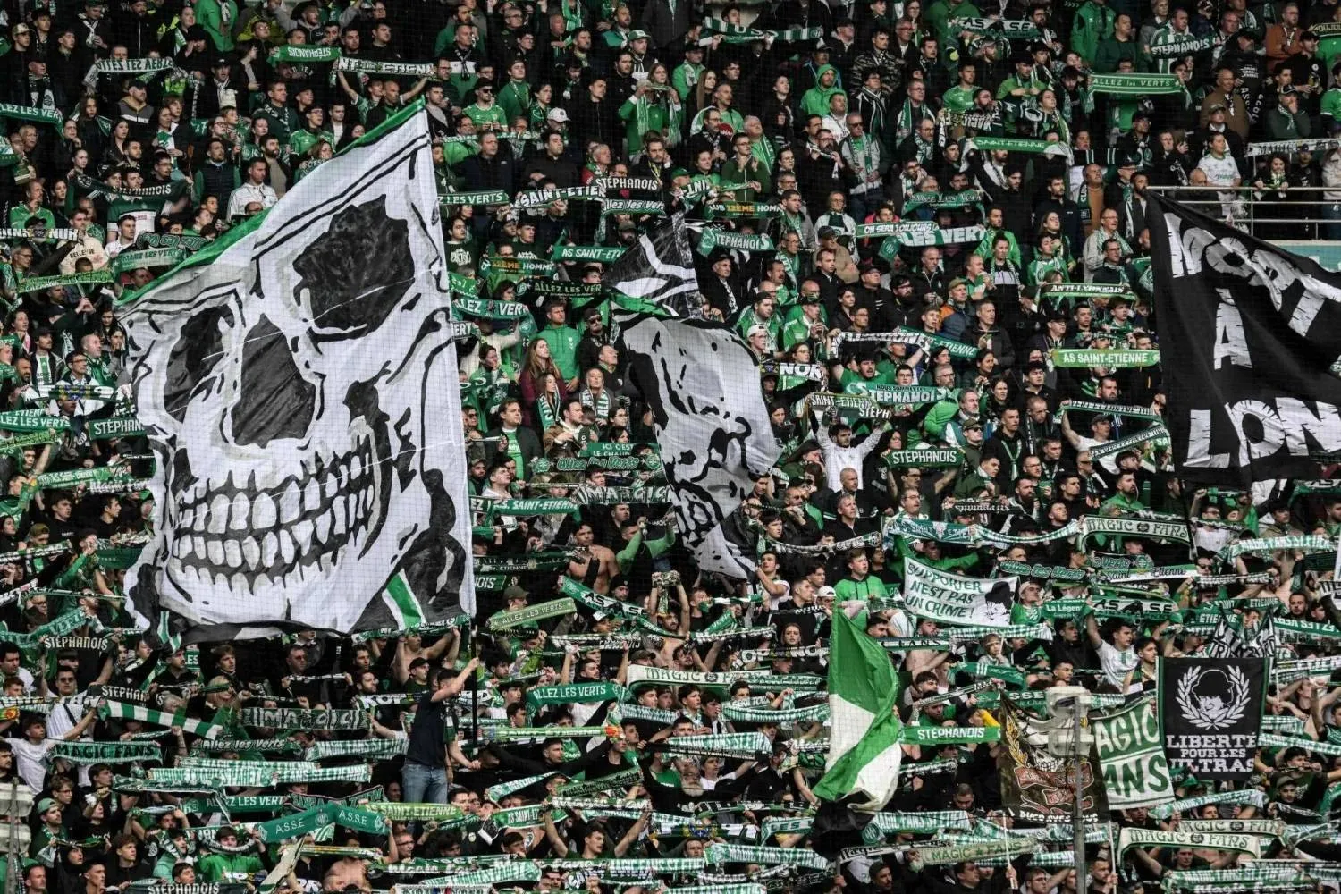 جماهير سانت إتيان تسببت في حسم نقطة من فريقها في بطولة الدوري الفرنسي (أ.ف.ب)