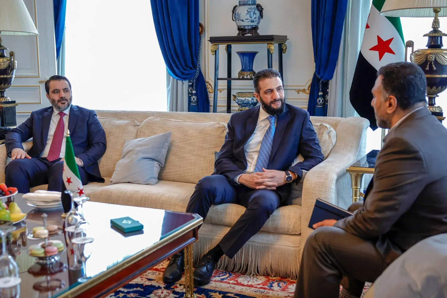 رئيس الجمهورية السورية أحمد الشرع ووزير الخارجية والمغتربين أسعد الشيباني يلتقيان فريد المذهان المعروف بـ«قيصر» على هامش زيارتهما إلى جمهورية فرنسا (سانا - أ.ف.ب)