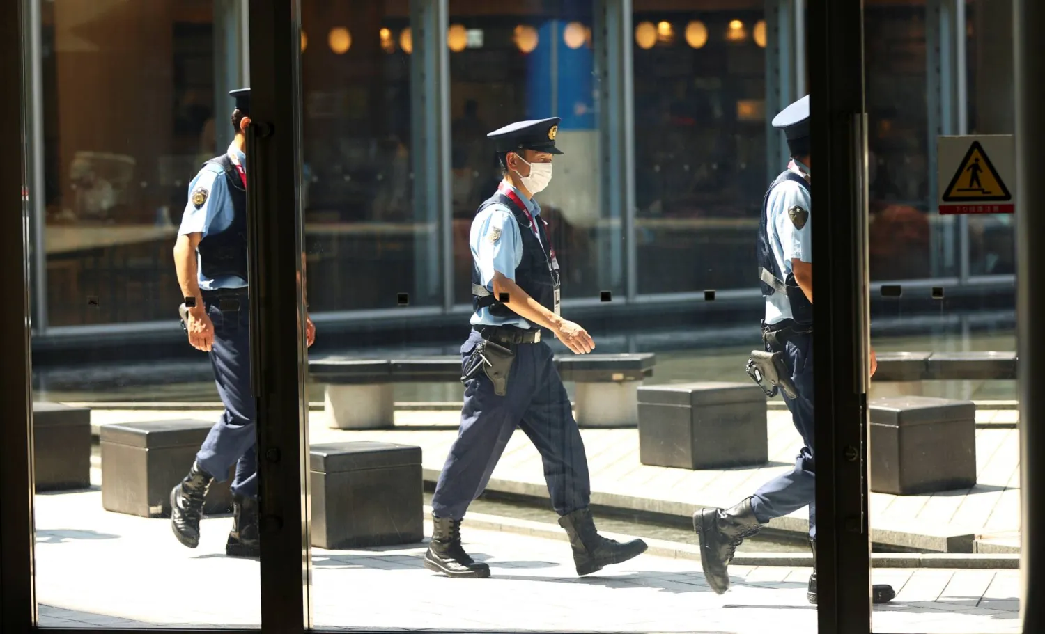 أصاب الرجلان 5 معلمين خلال اقتحام مدرسة في طوكيو (رويترز)