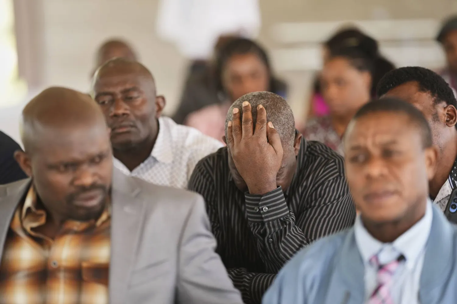 مهاجرون هايتيون يتجمعون بحديقة في دوماس بتكساس الأميركية (أ.ب)